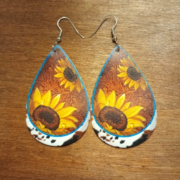 Sunflower cow print earrings - Picture 3 of 4